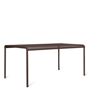 Ferm Living Dapple Table 160x90 cm in Dark Chocolate. Stijlvolle donkerbruine metalen tuintafel met geperforeerd tafelblad, geschikt voor buitengebruik. Scandinavisch design met een minimalistische uitstraling