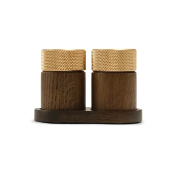 Gejst Sina zout- en pepermolen set in donker essenhout met gouden messing bovenkant op bijpassende tray, modern Scandinavisch design voor een stijlvolle keuken of eettafel.