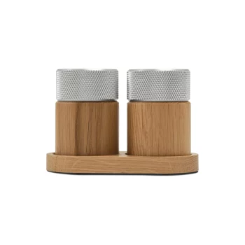 Sina Eikenhouten zout en pepermolen set op een houten tray van Gejst.