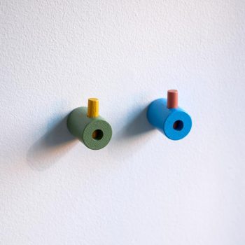 MOEBE wooden wall hook gekleurde wandhaken