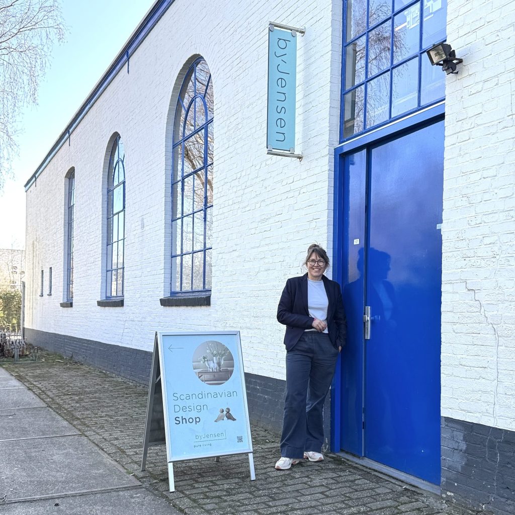 Inge Haahr Jensen bij de byJensen showroom en winkel in Leiden