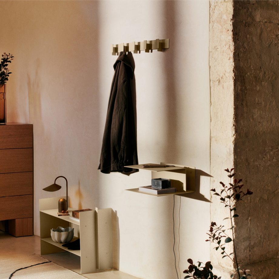 Ferm Living Lager hal inrichting met kapstok, rack en bijzettafel in beige metaal