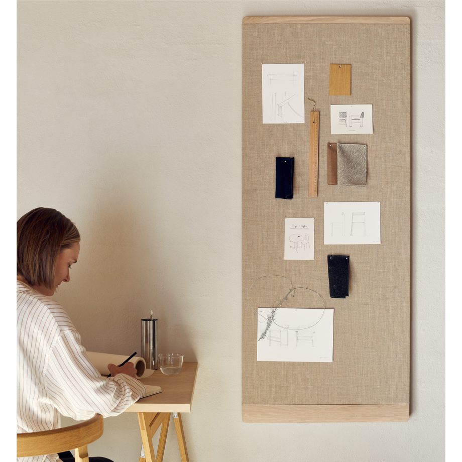 Stijlvolle RIM prikbord van Form & Refine in natuurlijke kleuren en duurzame materialen.