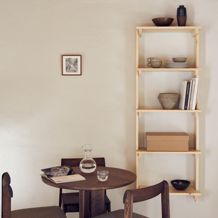 Form & Refine Beam wandrek in licht hout met 5 planken voorzien van opbergbox, boeken en accessoires