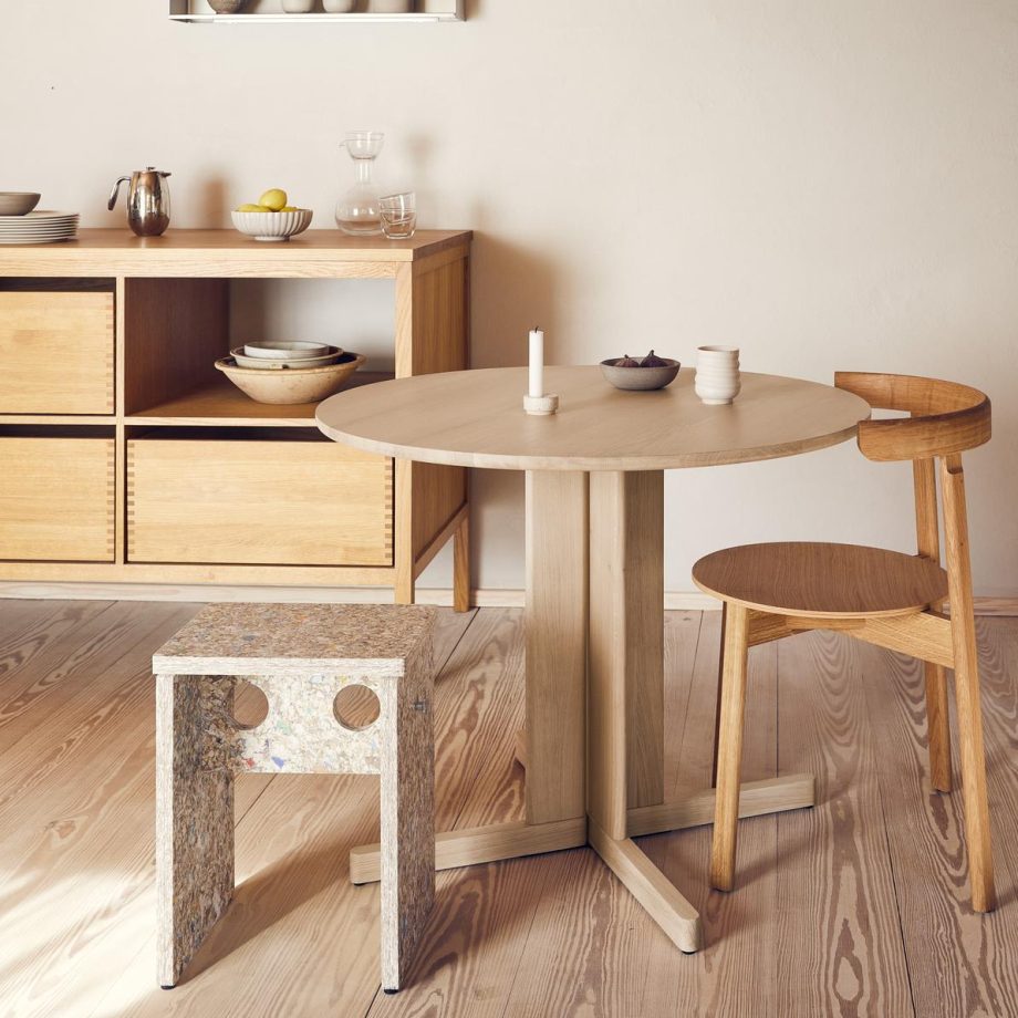 Duurzaam design in de keuken met de Form & Refine Remake Kruk van gerecycled materiaal, gecombineerd met de ronde Trefoil eettafel in white oak en minimalistische wandplank.
