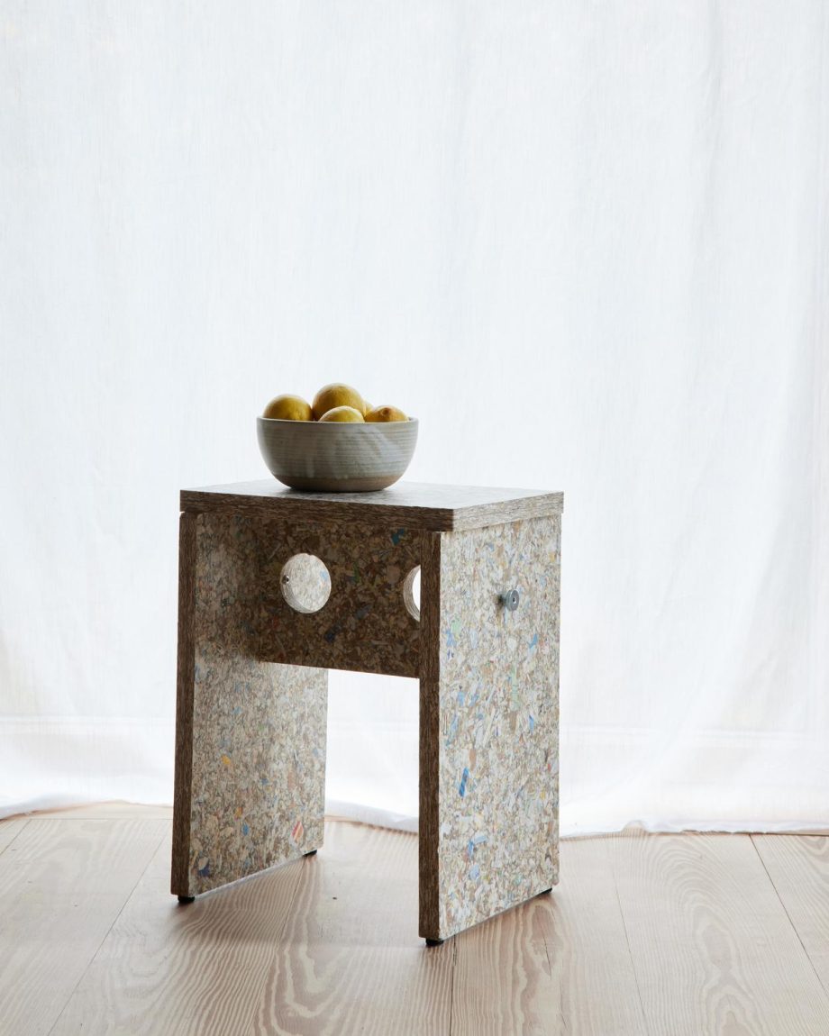 Form & Refine kruk Remake gebruikt als bijzettafel van gerecycled kunststof