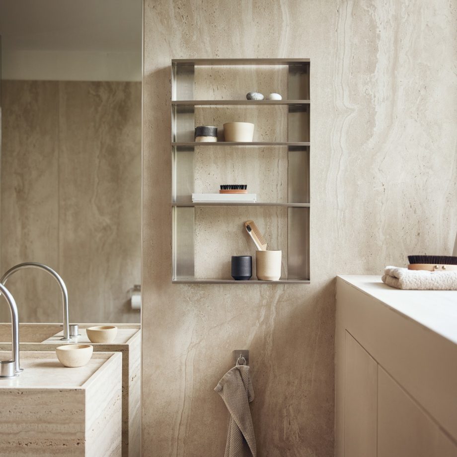 Badkamer met Form & Refine wandplank in minimalistisch roestvrij staal design in natuurlijke sfeer.