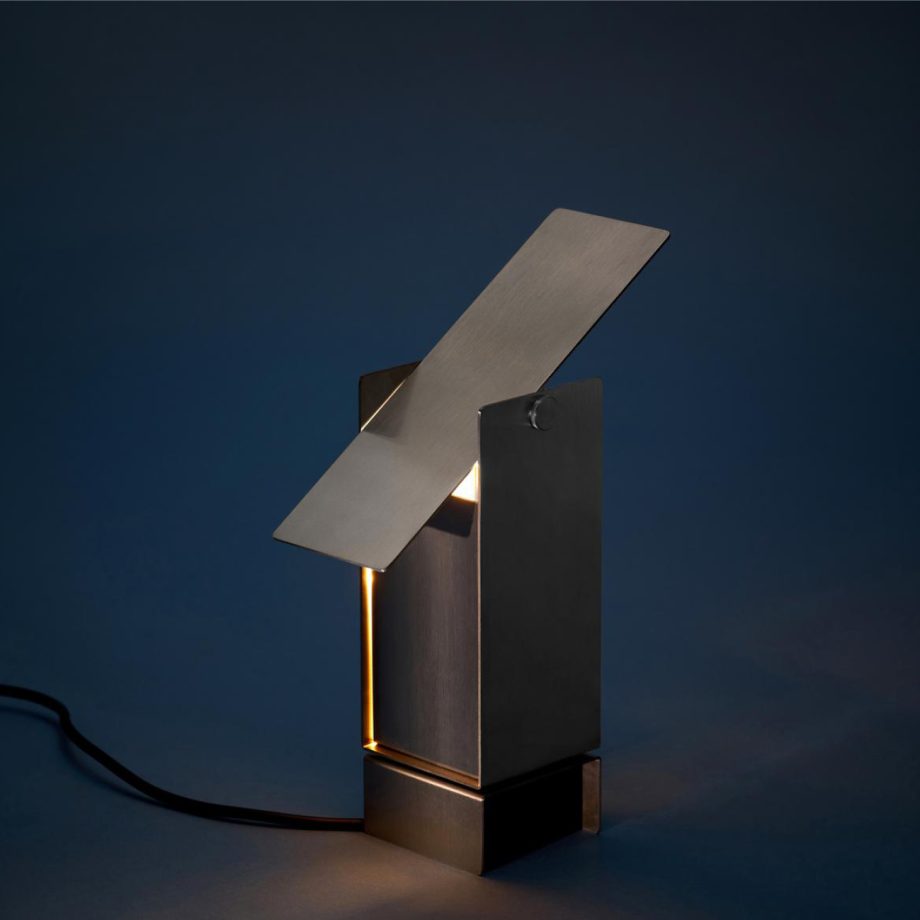 Metalen Moebe leeslamp in industrieel design.