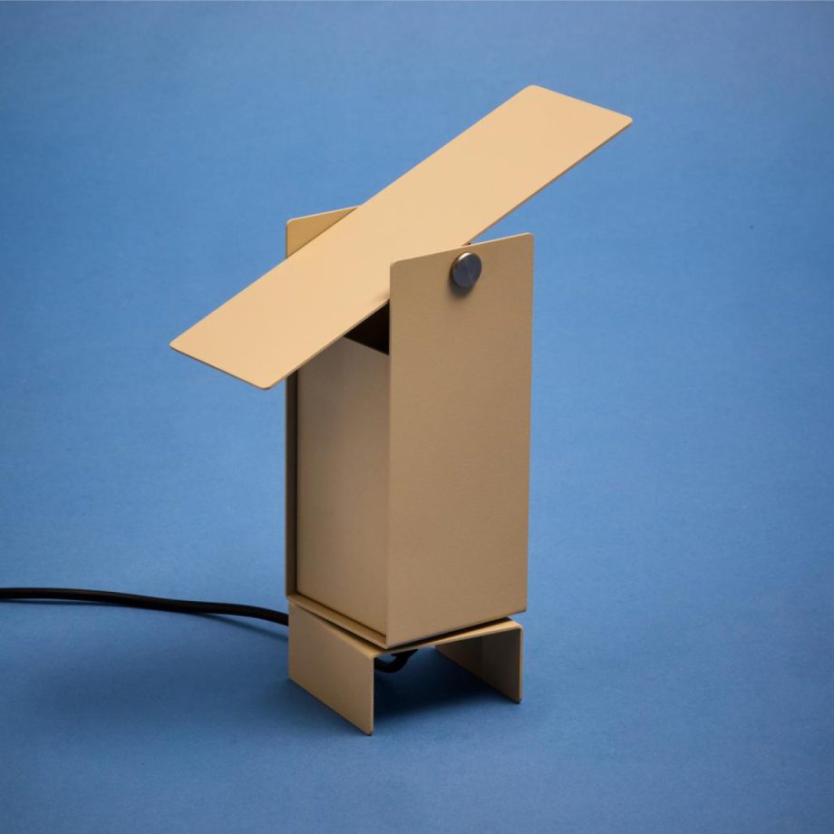 Beige Moebe Pivoting Tafellamp met verstelbare lichtplaat.