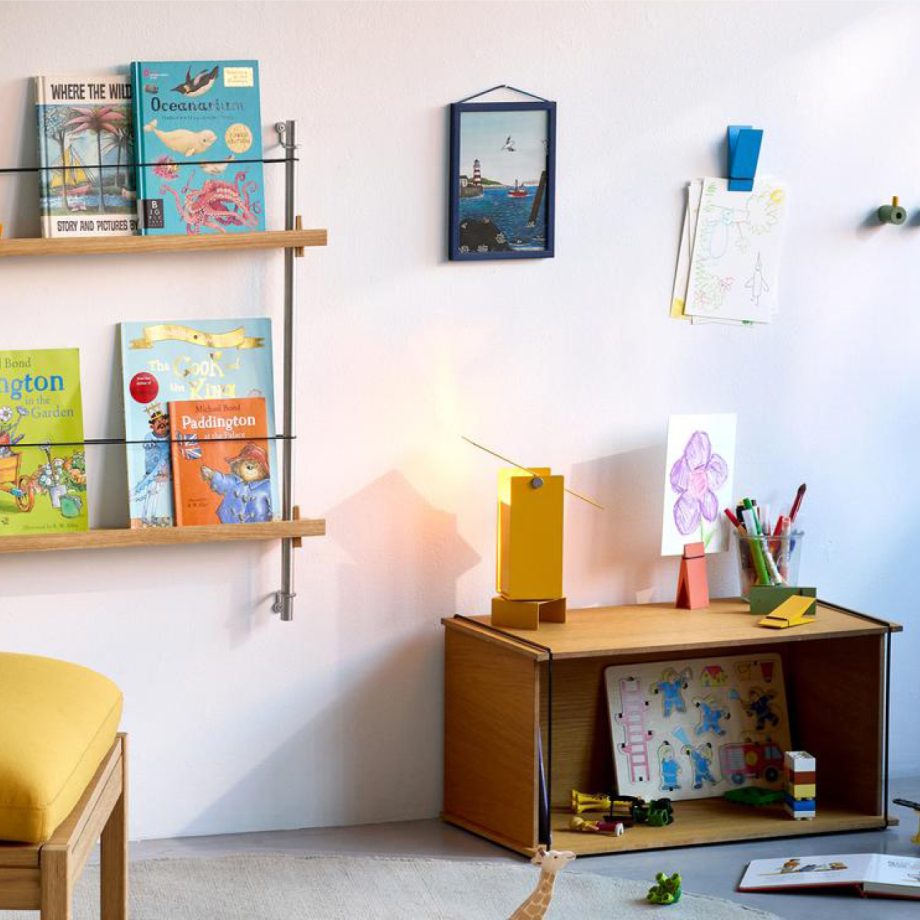 Gele Moebe Pivoting Tafellamp op opbergbox in kleurrijke kinderkamer