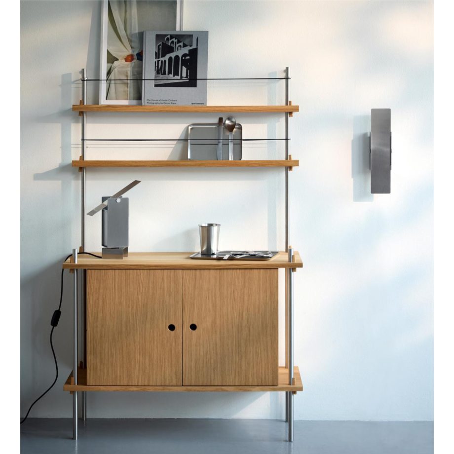 Moebe Shelving system kast met Poviting tafellamp en wandlamp in roestvrij staal. Industrieel Scandinavisch design