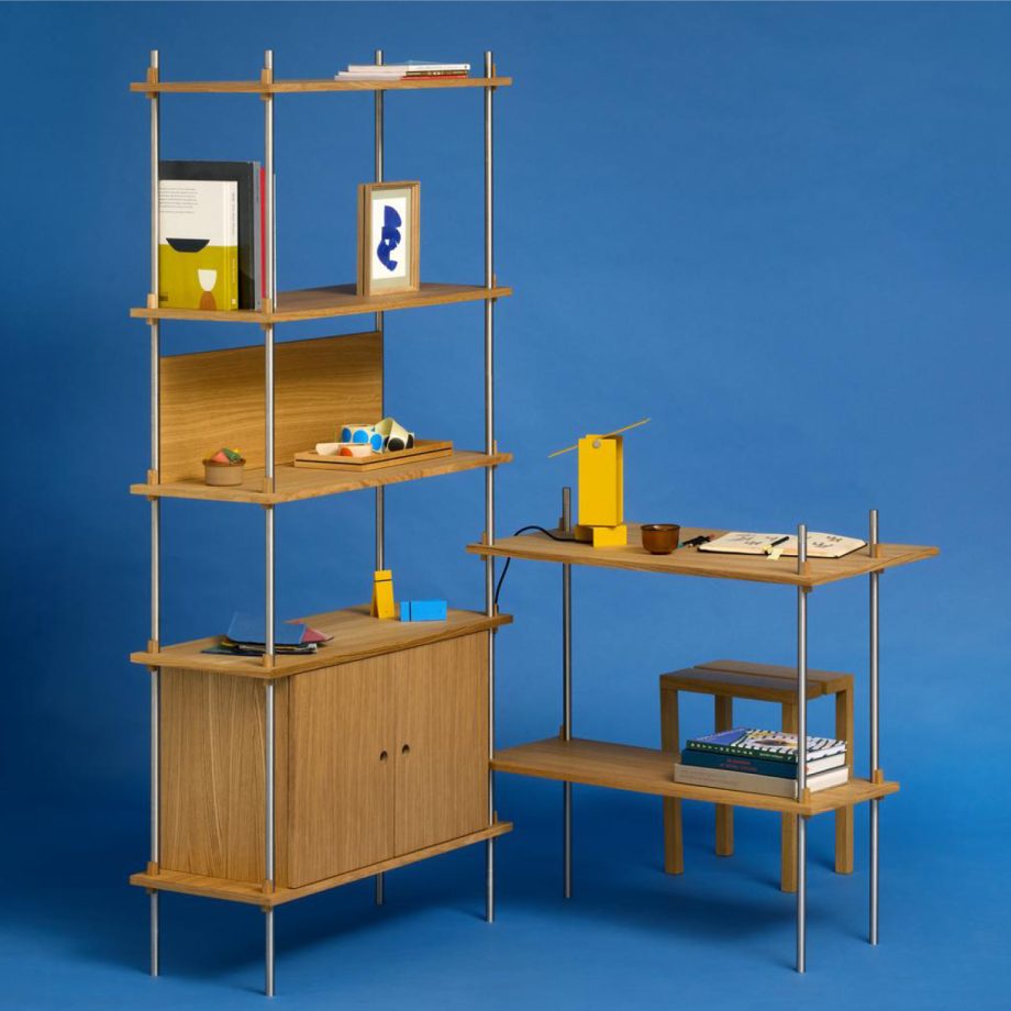 Moebe Shelving system met de gele Pivoting Tafellamp voor een blauwe muur