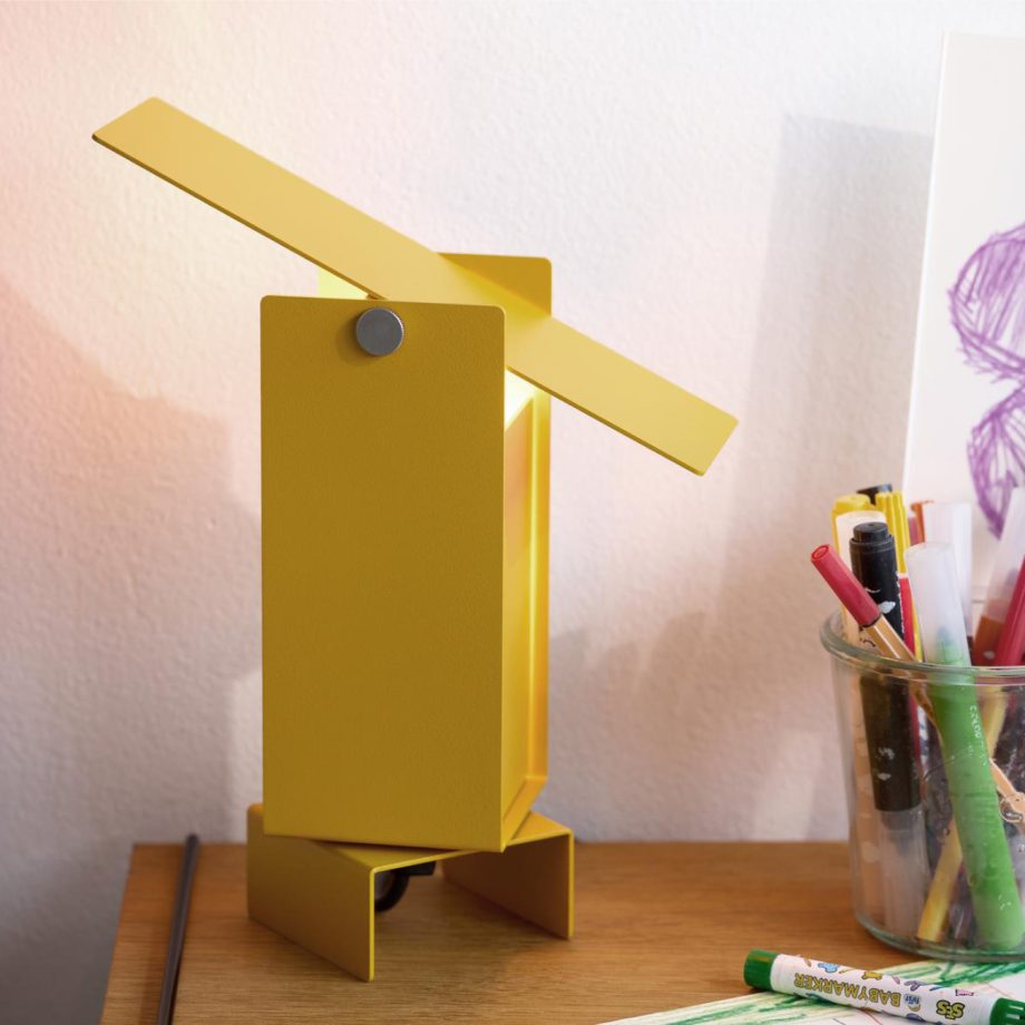 Gele Moebe Pivoting Tafellamp met verstelbare lichtplaat.