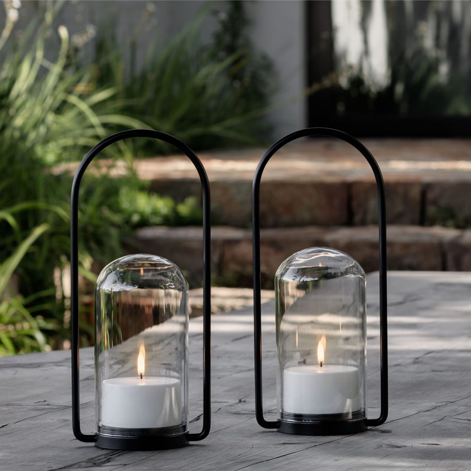 Twee Outdoor lantaarns met led kaars in een doorzichtige glazen koepel.