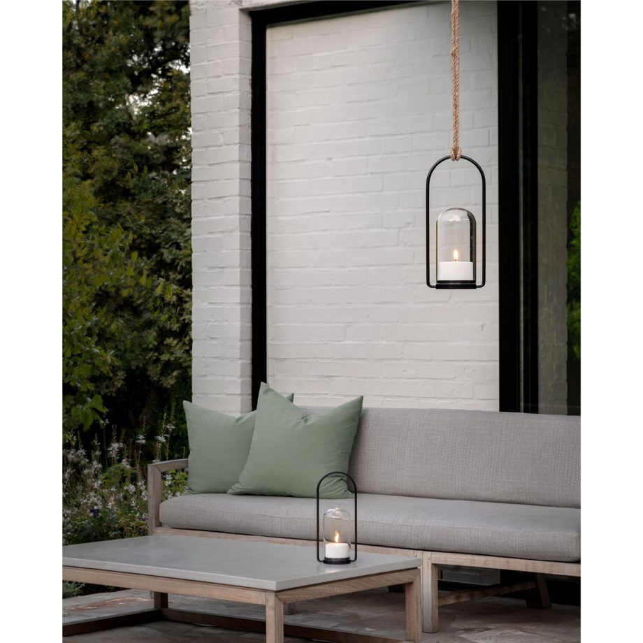 Tuinsfeer met Uyuni Lighting Outdoor lantaarn met led kaars in glas koepel staand op tafel en hangend in boom