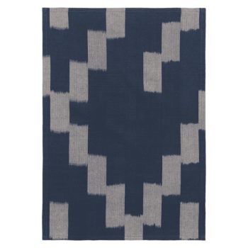 Handgeweven blauwe theedoek met Ikat patroon in inkt Blue van Ferm Living – stijlvol en functioneel keukentextiel van 100% duurzaam katoen.