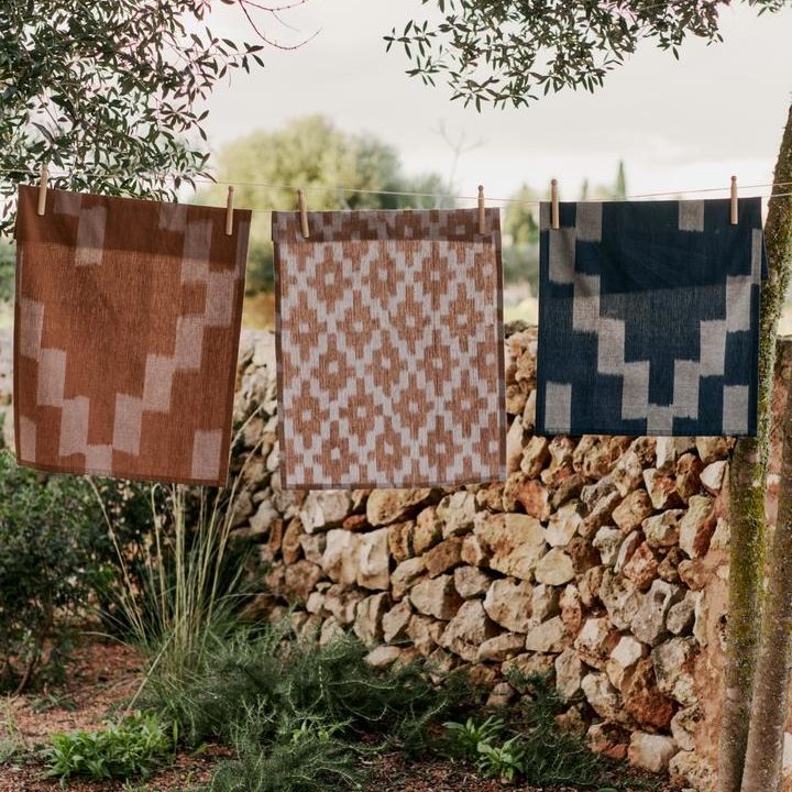 Ikat Theedoeken in natuurlijke mediterraanse kleuren van Ferm Living