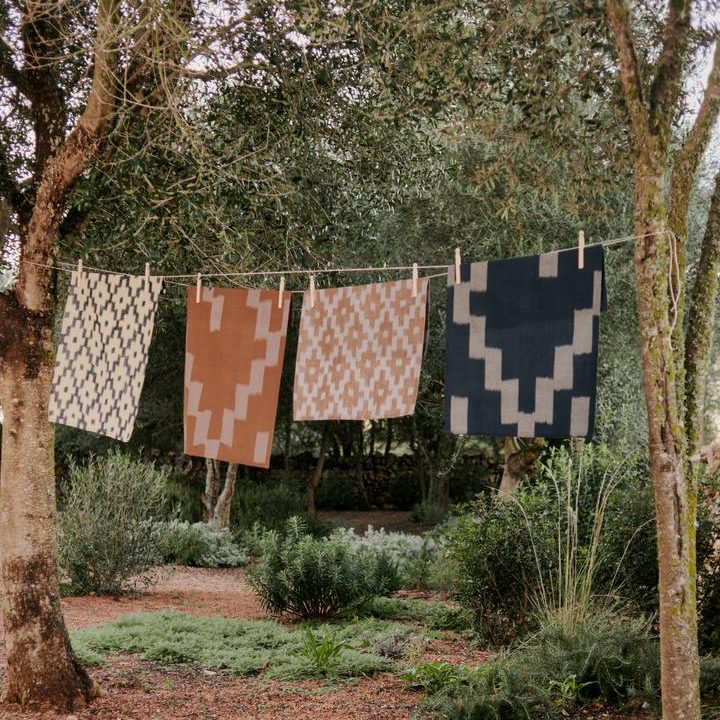 Katroenen IKAT Theedoek van Ferm Living in natuurlijke mediterraanse blauwe en rode kleuren