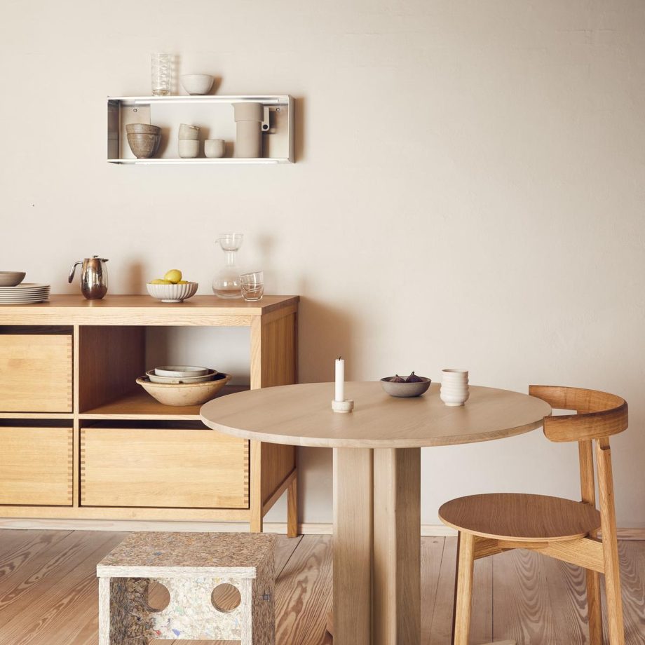 Form & Refine keukensetting met taper wandrek, ronde eettafel en remake kruk