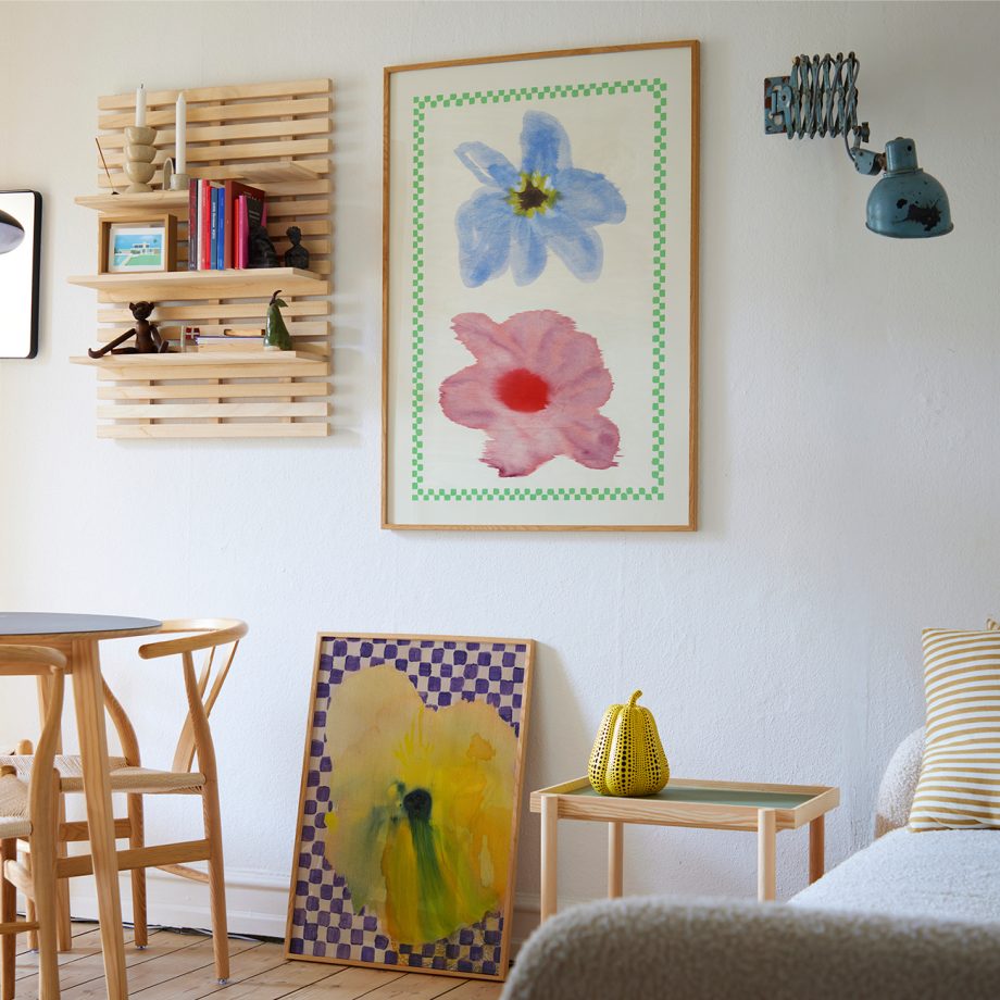 Paper Collective kunstprint posters met pastelkleurige bloemen.