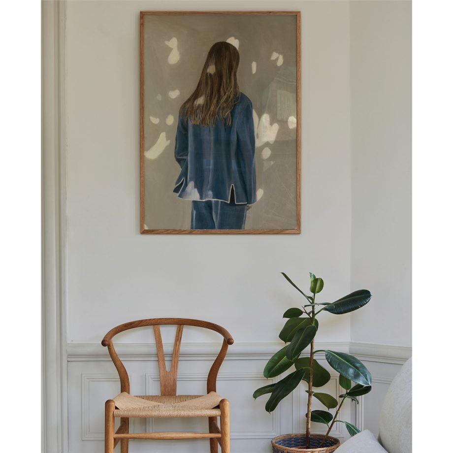 Paper Collective kunstposter Light and Shadow met een vrouw in natuurlijke beige bruine en blauwe tinten