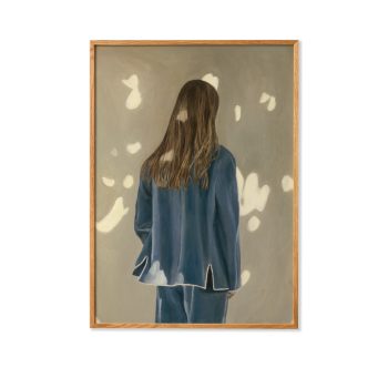 Paper Collective poster Light and Shadow met de achterkant van een vrouw in blauwe, beige en bruine tinten 50x70 cm