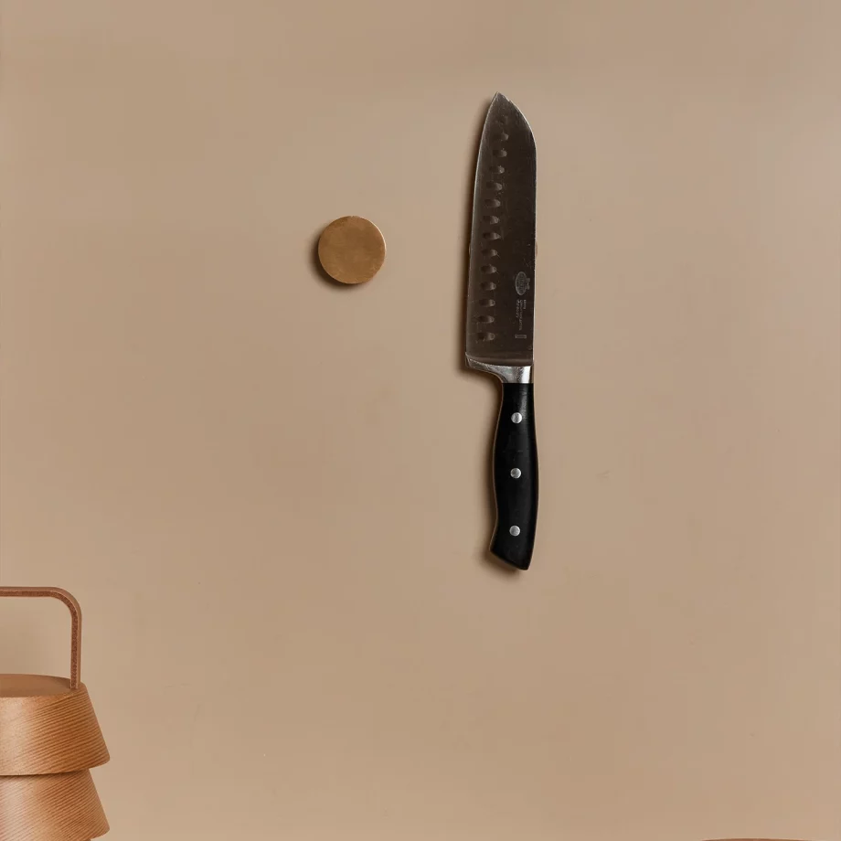 Pluto Messenhouder met wandmontage van Ferm Living magnetische messenmagneet in moderne keuken