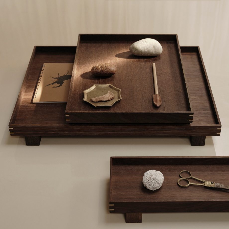 Set Bon dienbladen van ferm LIVING in gerookt eikenhout, elegant gepresenteerd op een beige ondergrond – ideaal voor als tray serveren of decoratief gebruik in een modern interieur.