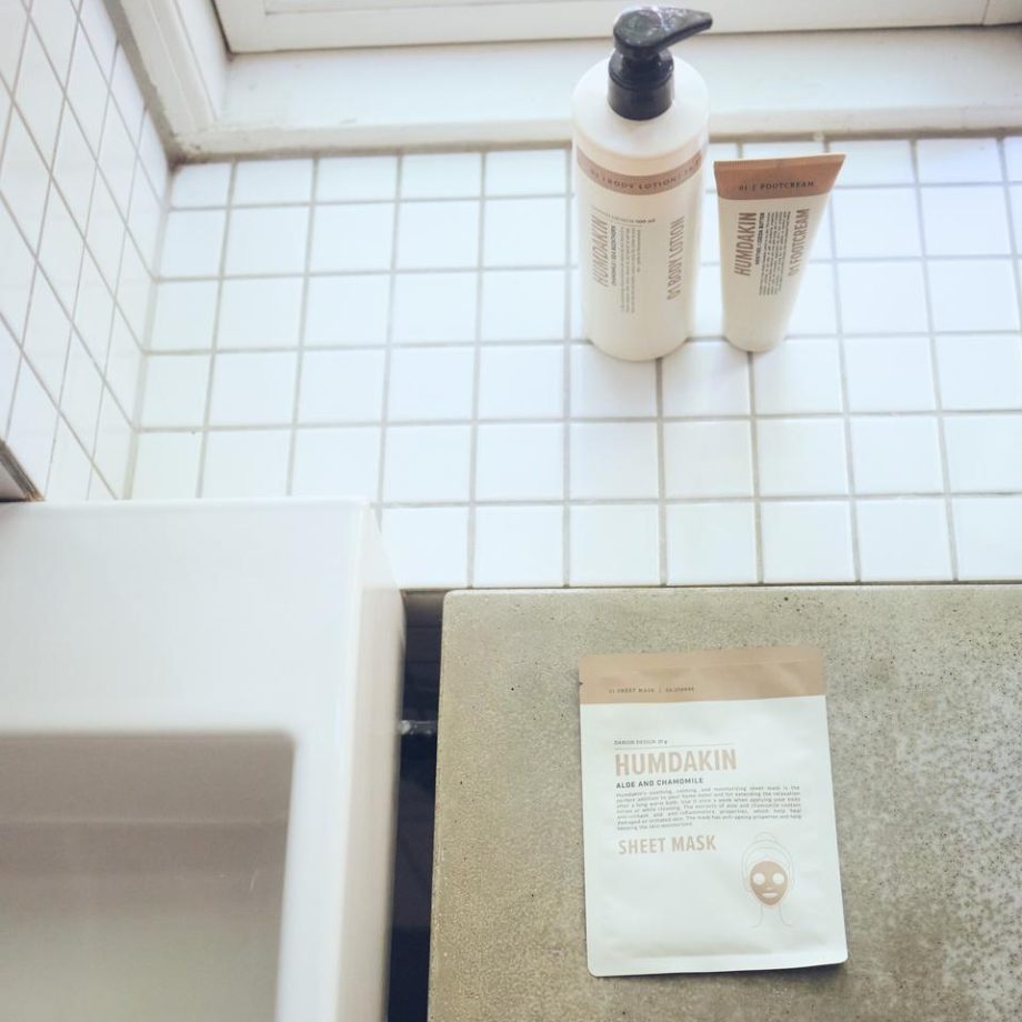 Humdakin Sheet Mask Gezichtsmasker samen met body lotion en body wash in badkamer