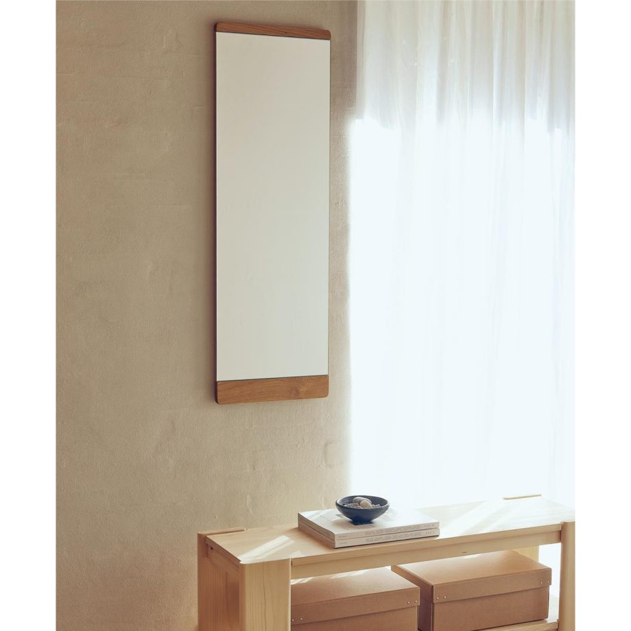 Tijdloze Wandspiegel met eikenhouten frame in de hal van Form & Refine