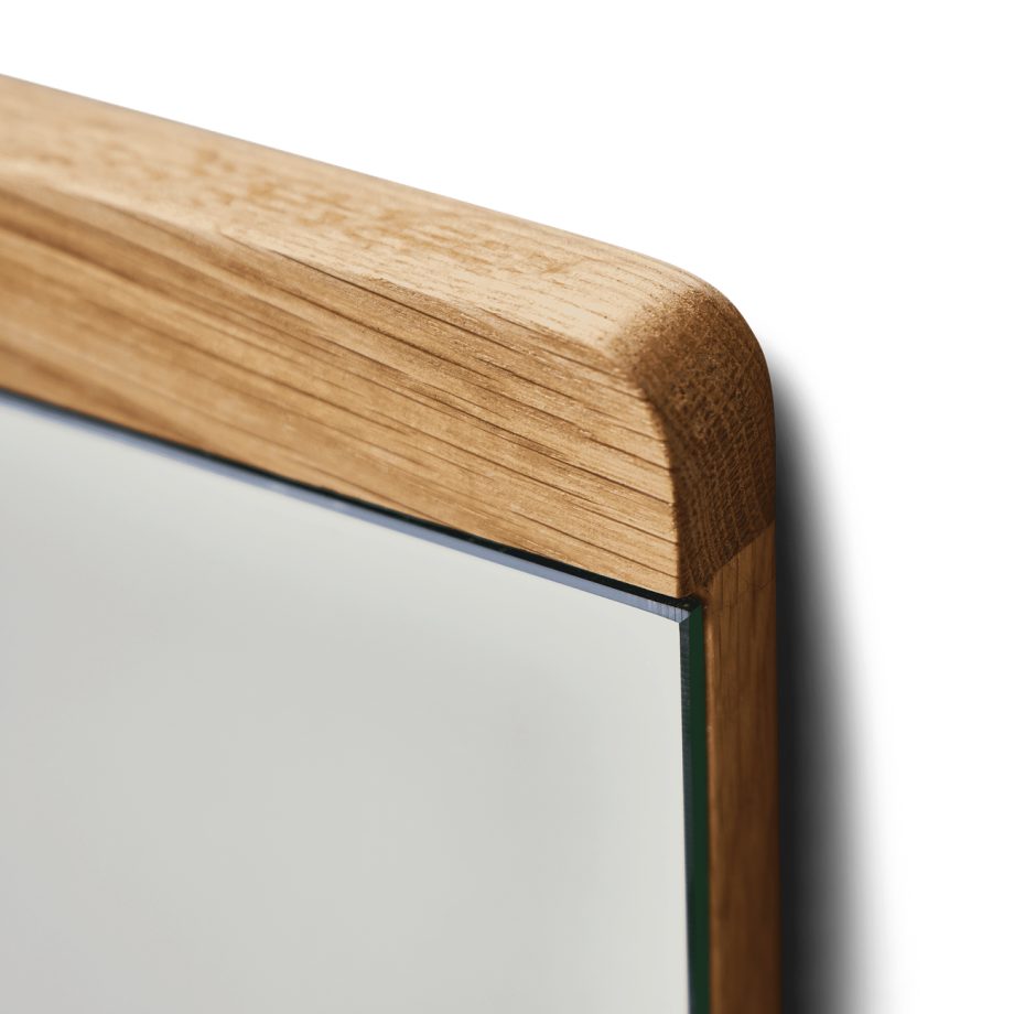 Details Form & Refine Rim spiegel in warm geolied eiken