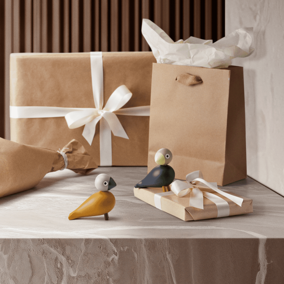Kay Bojesen houten Lovebirds in oker en grijs op cadeautafel