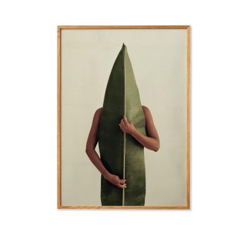 Paper Collective Ain Raadik Naturaleza 01 poster van Figuur achter tropisch blad 50x70 cm
