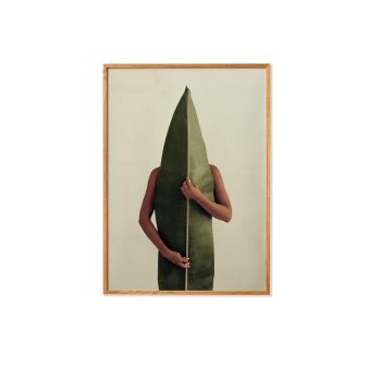 Paper Collective Ain Raadik Naturaleza 01 poster van Figuur achter tropisch blad 30x40 cm