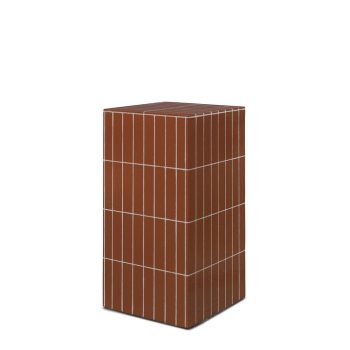 Ferm Living Design sokkel in bruin terracotta kleur met witte tegel lijnen.