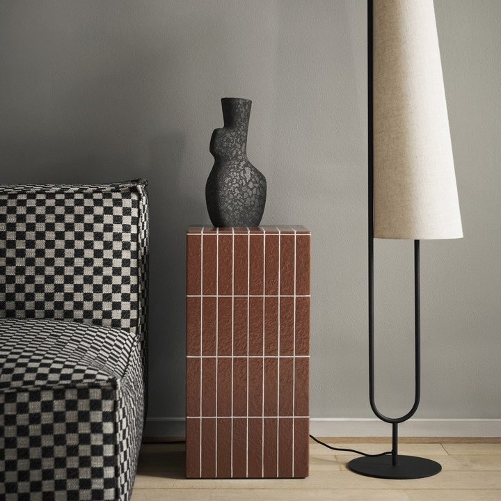 Pillar Pedestal Design zuil in terracotta kleur met sculpturale vaas van Ferm Living