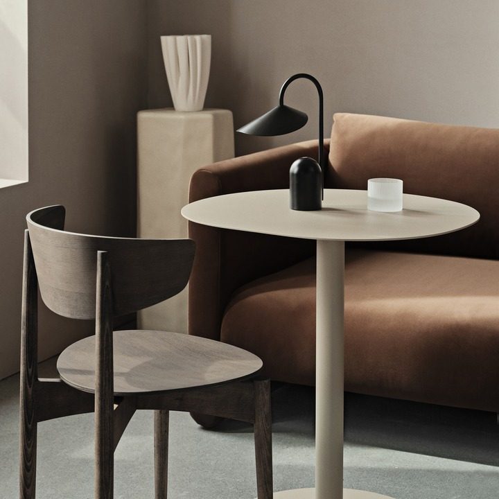 kleine Pond Cafe tafel in stijlvol beige met tafellamp in woonkamer
