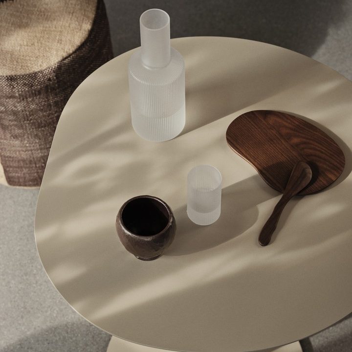 Beige Pond tafel met de organische tafelblad van Ferm Living