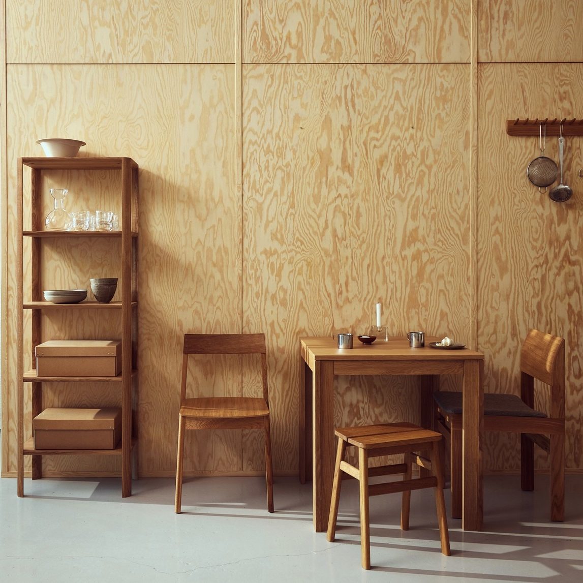 Keuken met Stijlvolle tijdloze eikenhouten kast, tafel en stoelen in Deens design van Form & Refine