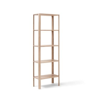 Smal hoog Leaf Shelf kast van wit geolied massief eikenhout in stijlvol ontwerp van Form & Refine