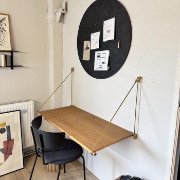 We do Wood Loop bureau in showroom byJensen