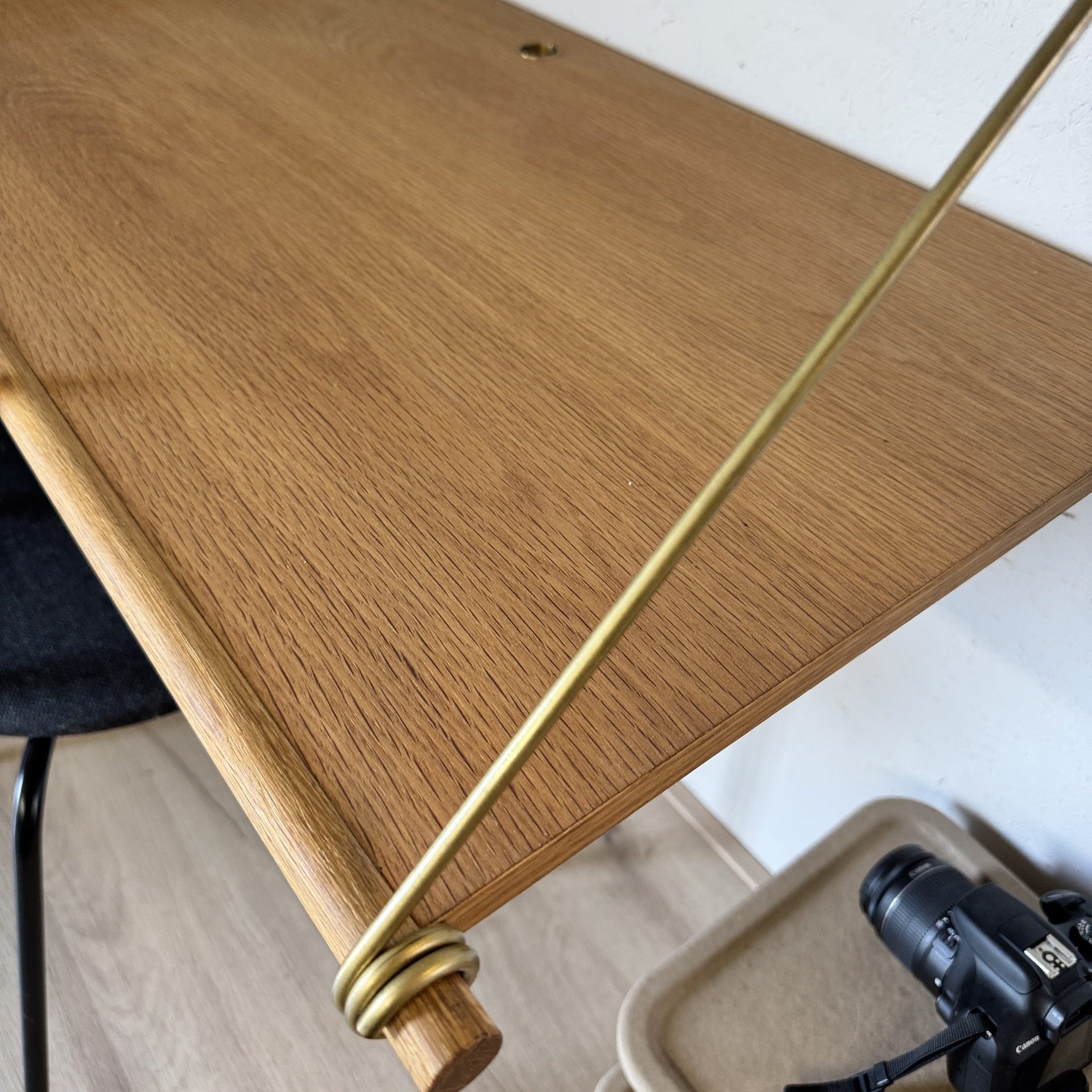 Detail We do Wood loop desk bureau in showroom byJensen