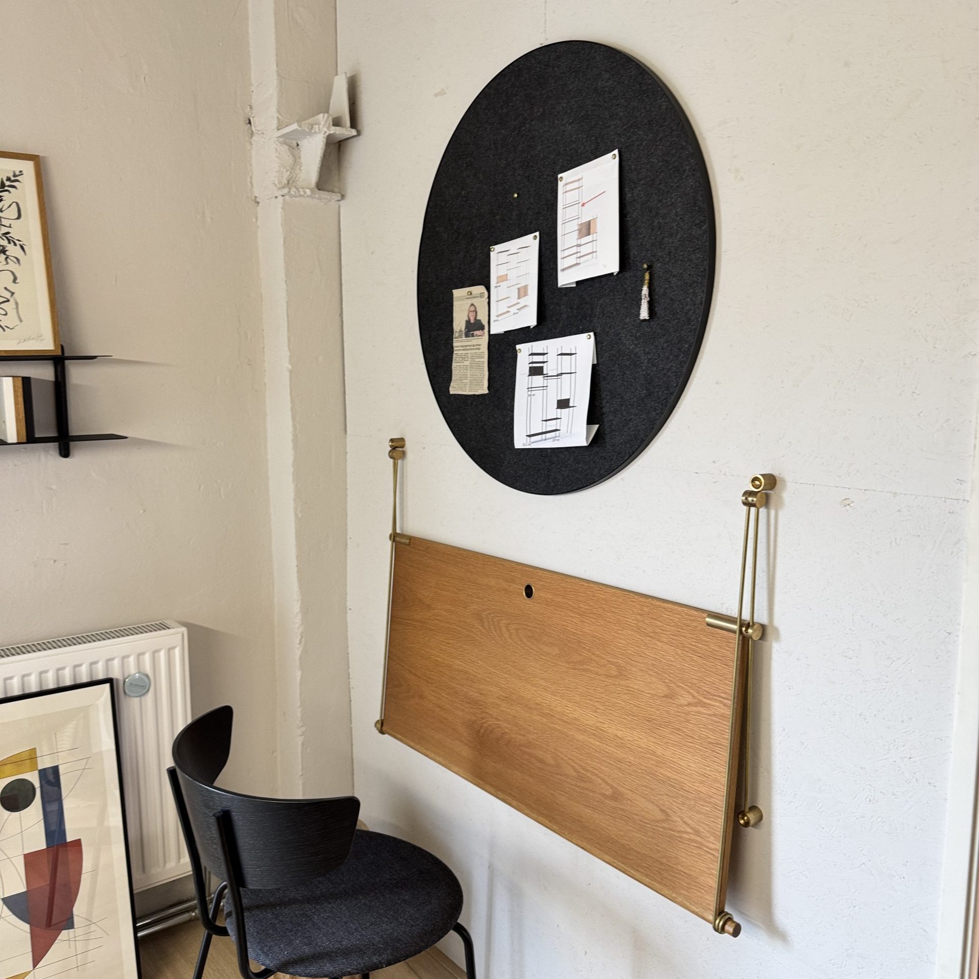 Opgeklapte We do Wood bureau in showroom byJensen