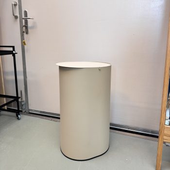 Beige Enkel bin prullenbak van Ferm Living in Showroom byJensen