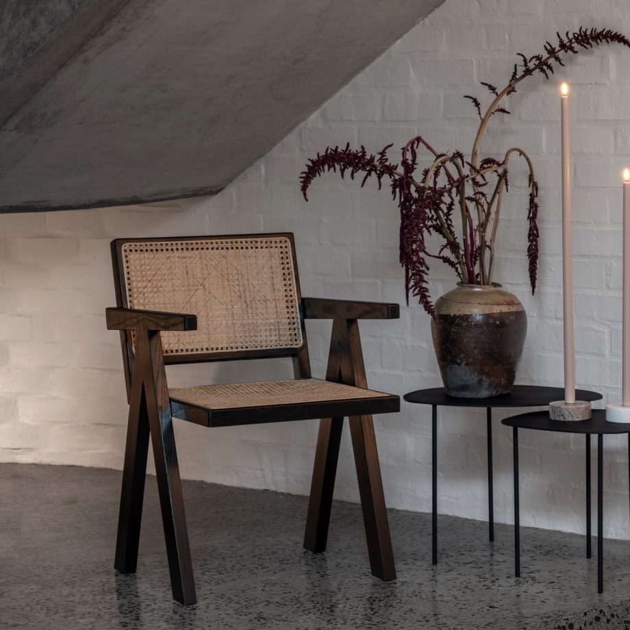 Zithoek met stoel bijzettafel en twee hoge Led Kaarsen van Uyuni in beige