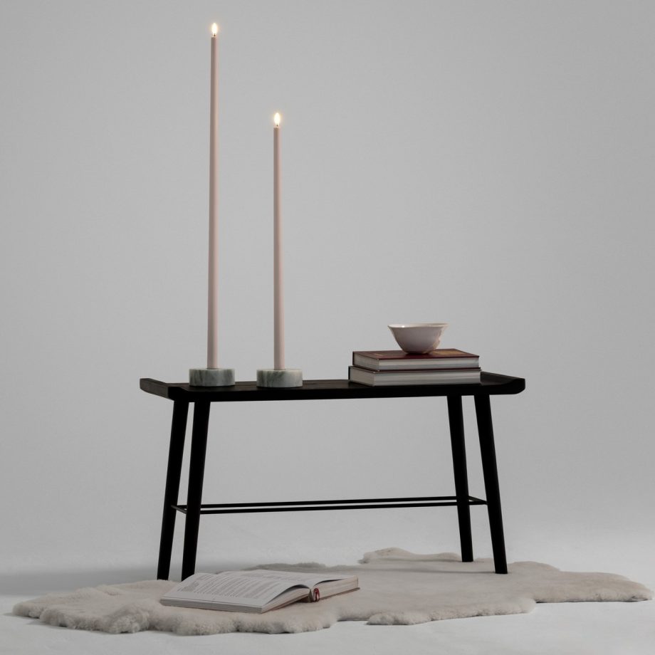 twee hoge led kaarsen in 55 en 75 cm lang van Uyuni in stijlvol beige kleur op een zwart houten bank