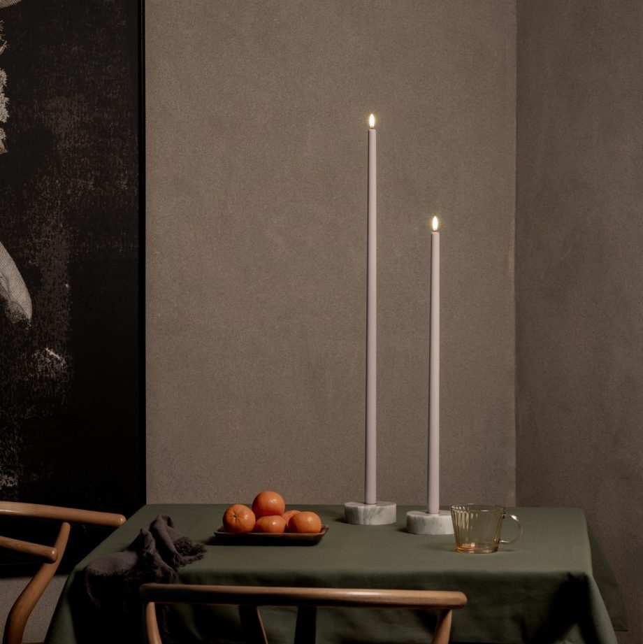 Beige lange Led-kaarsen in beige van 55 en 75 cm hoog van Uyuni Lichting