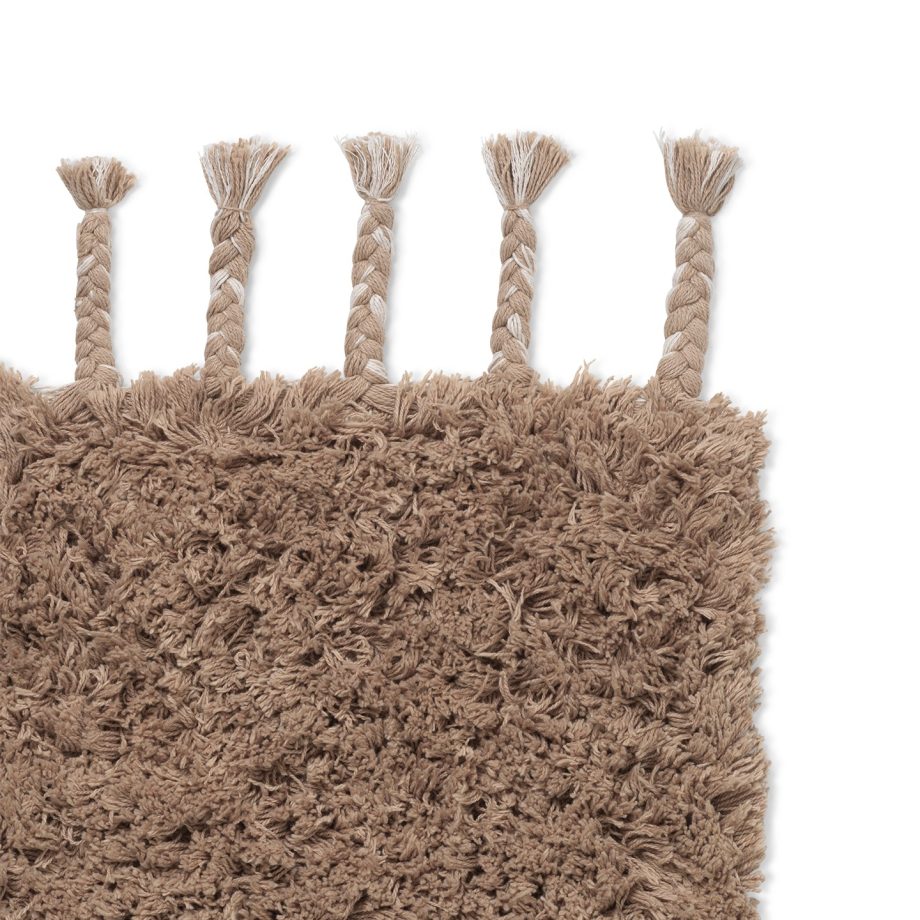 Details Amass Long Pile Rug hoogpolig vloerkleed met franjes in zandkleur van Ferm living