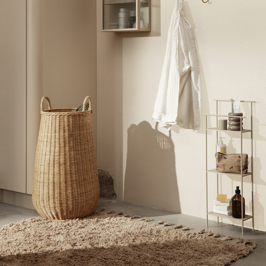 Amass hoogpolig vloerkleed met franjes in badkamer samen met rotan wasmand en dora beige badkamerrek van Ferm living
