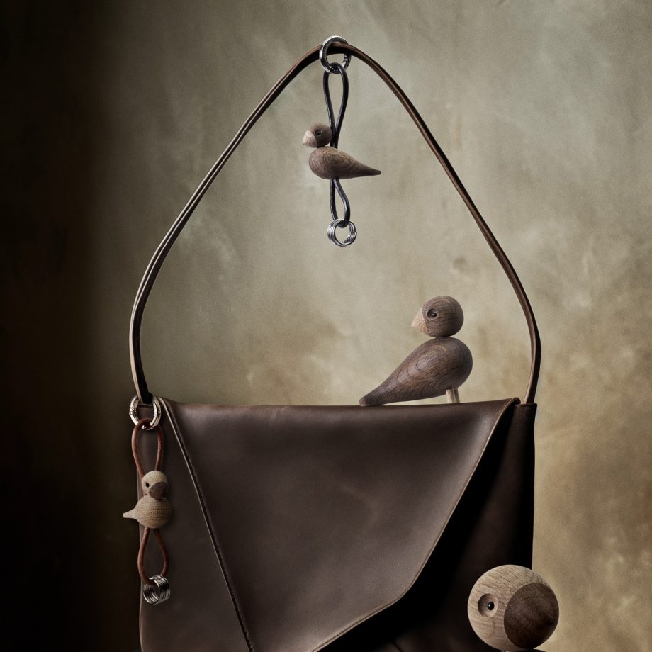Mooie Kay Bojesen Songbird en design sleutelhanger met houten vogel hangend op tas